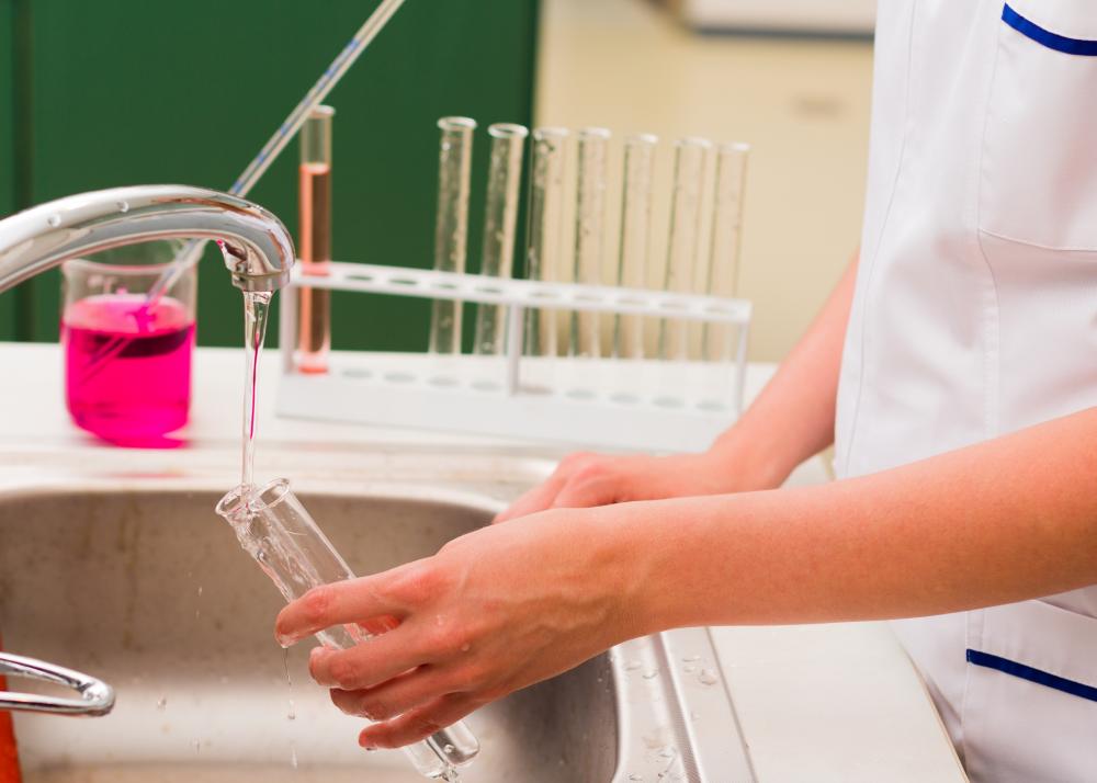 washing glassware