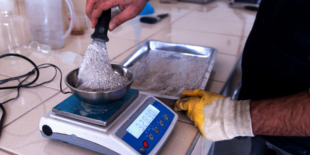 Weighing building materials in a high capacity balance
