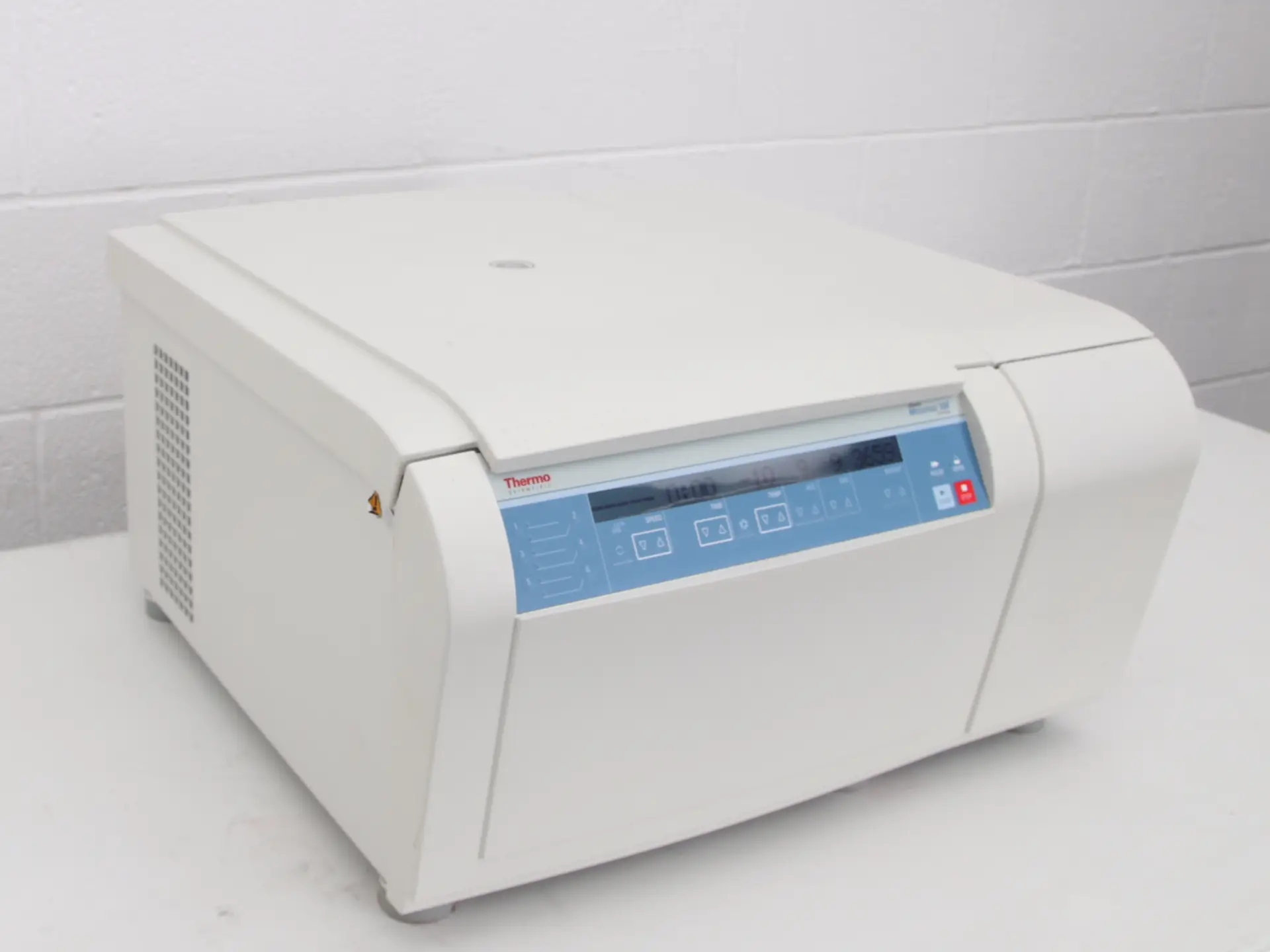 Thermo Megafuge 16R refrigerated benchtop centrifuge with lid closed