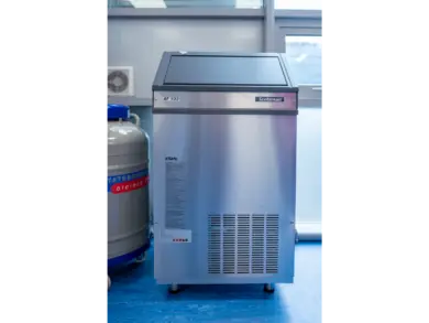 Front view of Scotsman AF103 ice flake machine