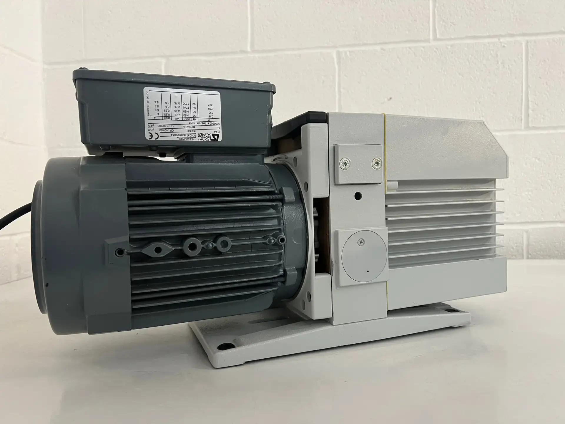 Leybold Trivac D16B LS90LPR/T Vacuum Pump