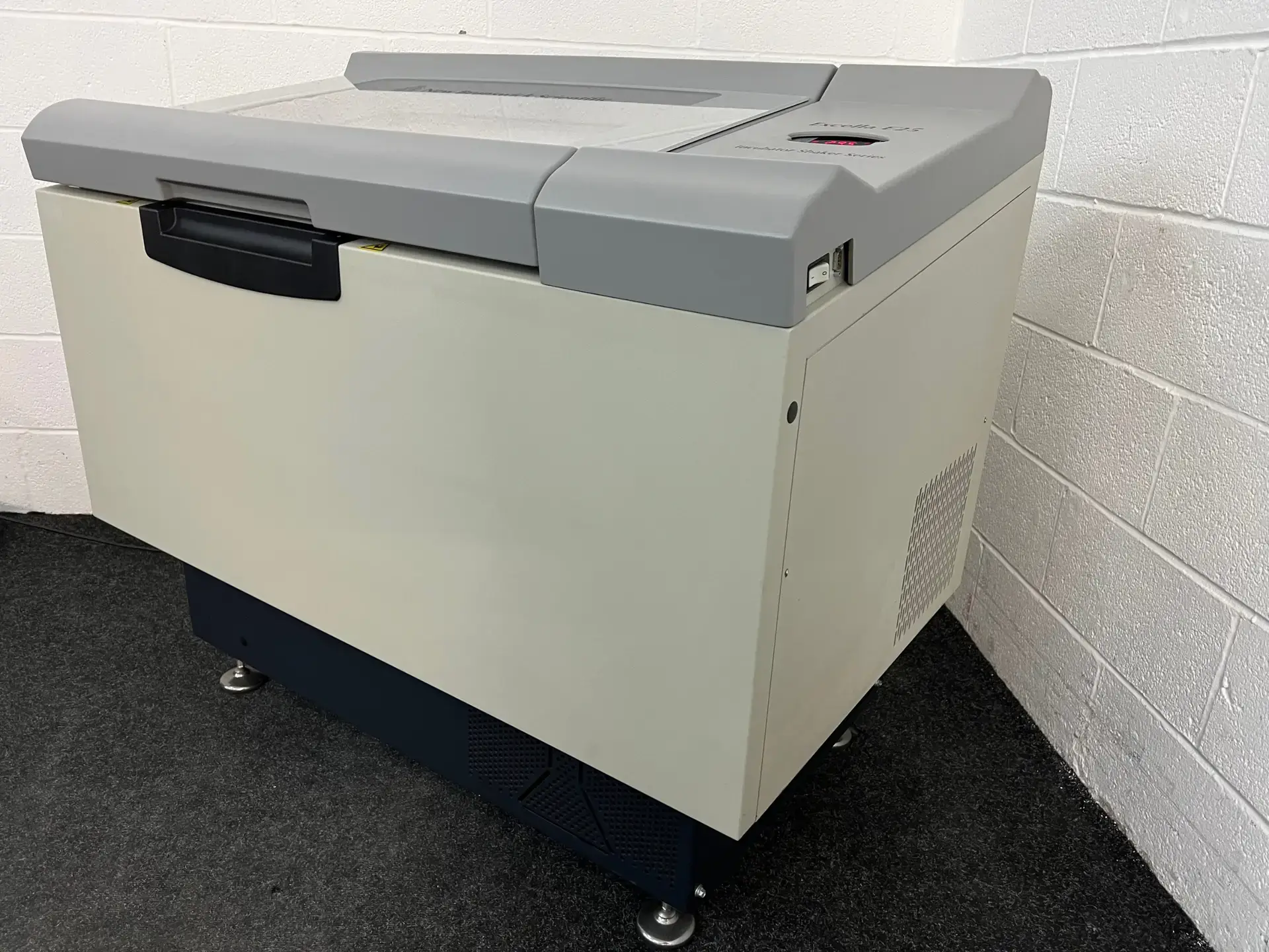 New Brunswick Excella 25 Incubating Shaker - SE25CN300268 (3)
