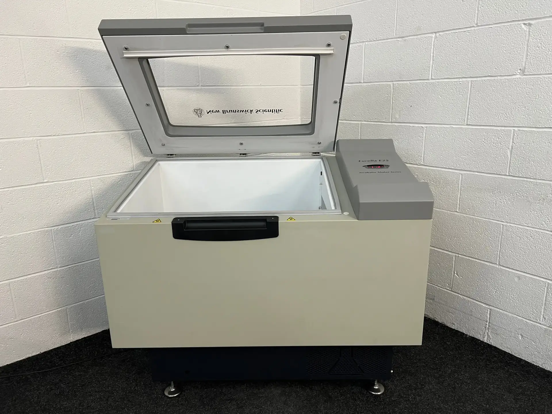 New Brunswick Excella 25 Incubating Shaker - SE25CN300268 (5)