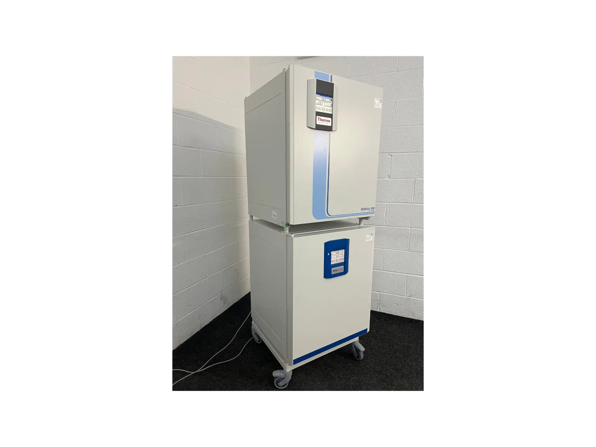 Fisherbrand CO2 incubator and Thermo Heracell 150i (1)