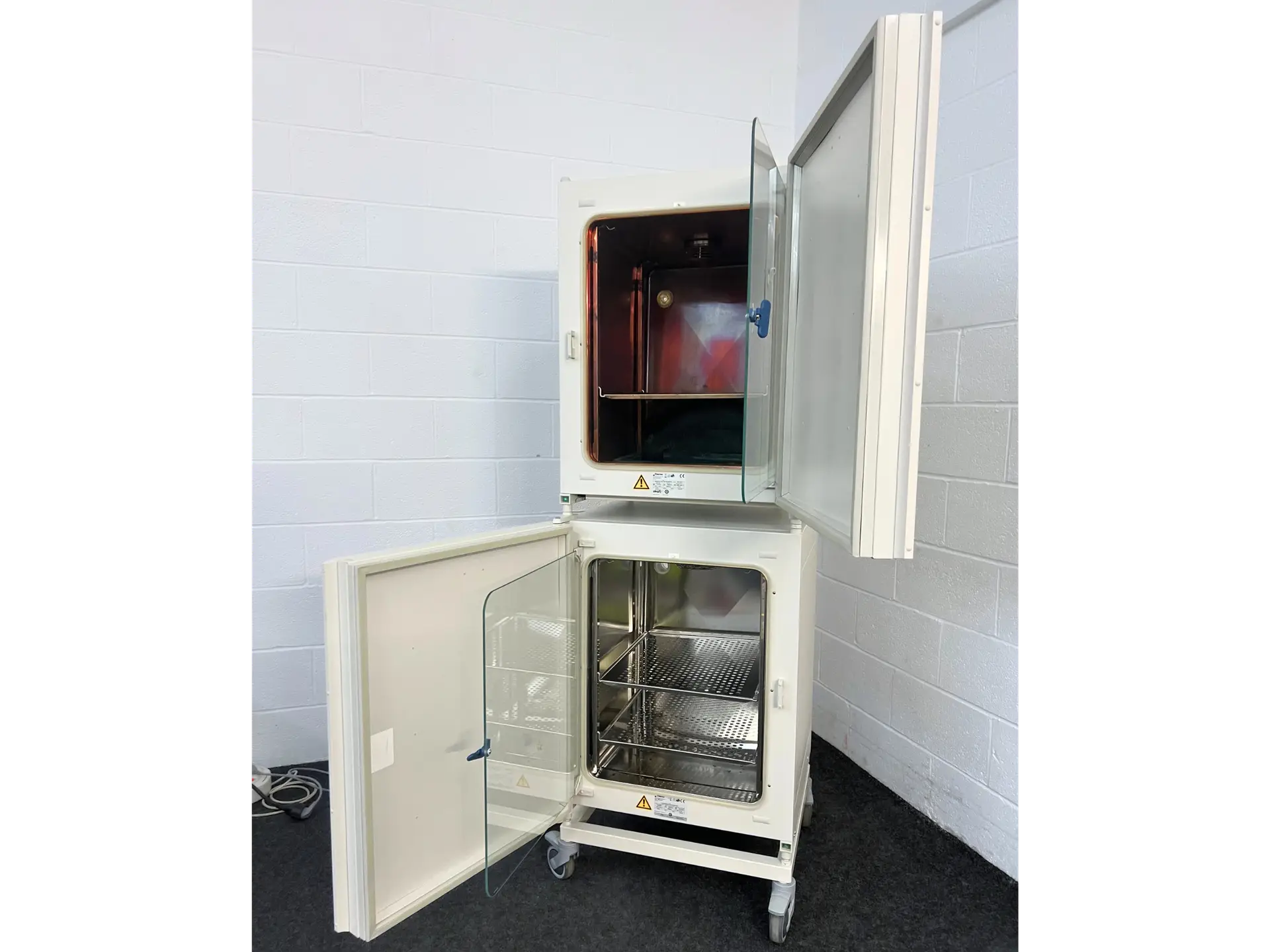 Fisherbrand CO2 incubator and Thermo Heracell 150i (10)