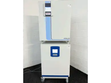 Fisherbrand CO2 incubator and Thermo Heracell 150i CO2 incubator with stacking kit (15)