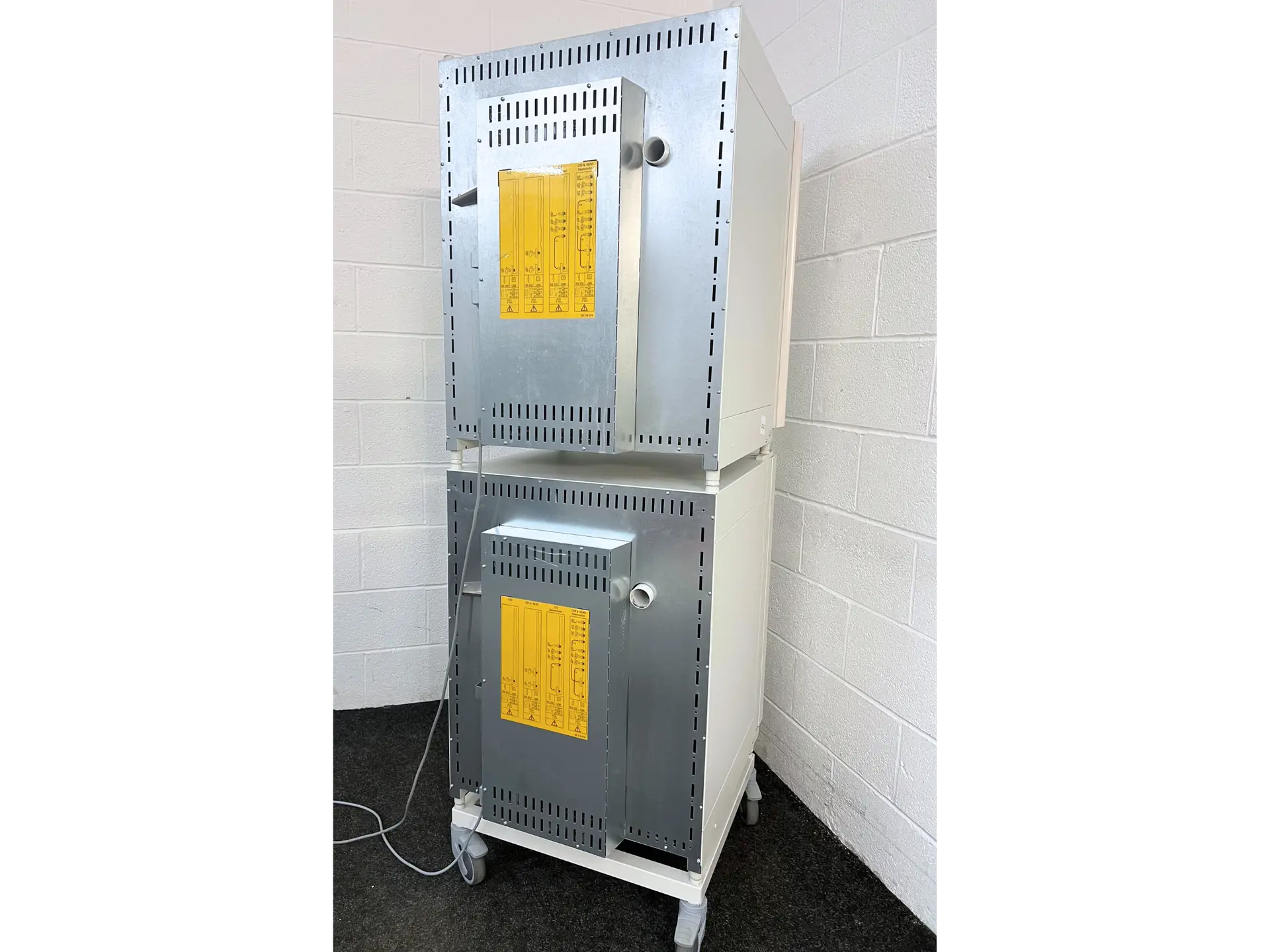 Fisherbrand CO2 incubator and Thermo Heracell 150i (4)