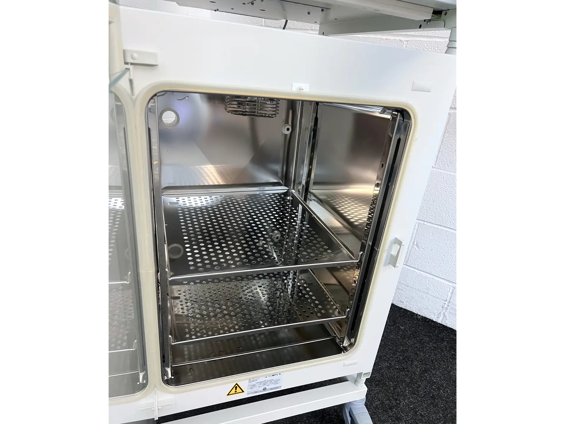 Fisherbrand CO2 incubator and Thermo Heracell 150i (7)