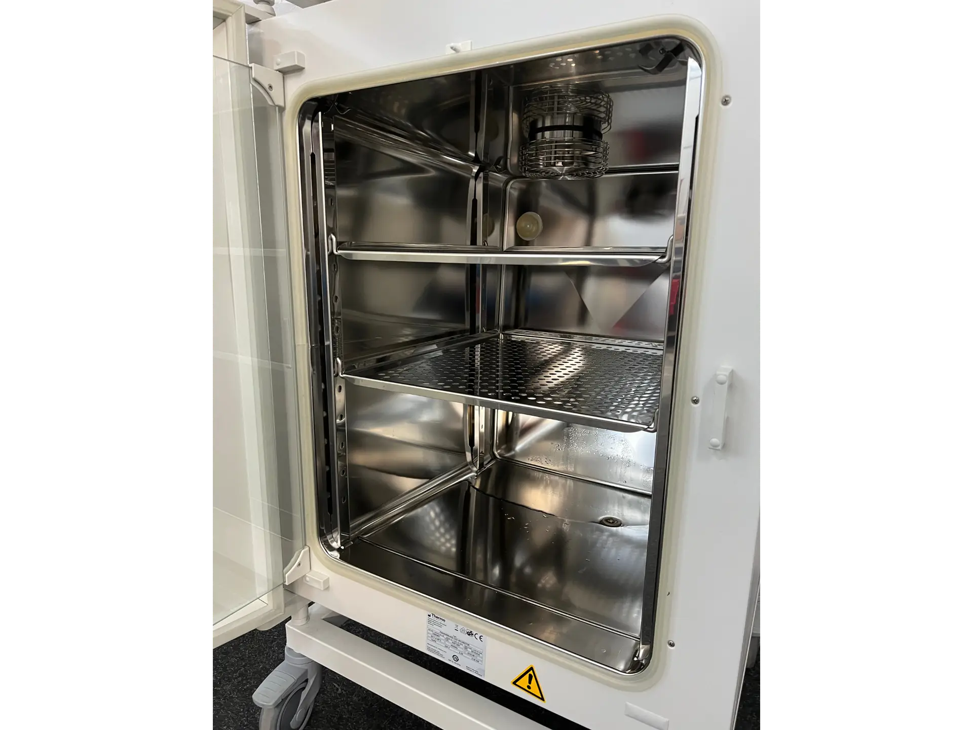 Fisherbrand Stacked CO2 Incubators - 42673201 - 42673200 (8)