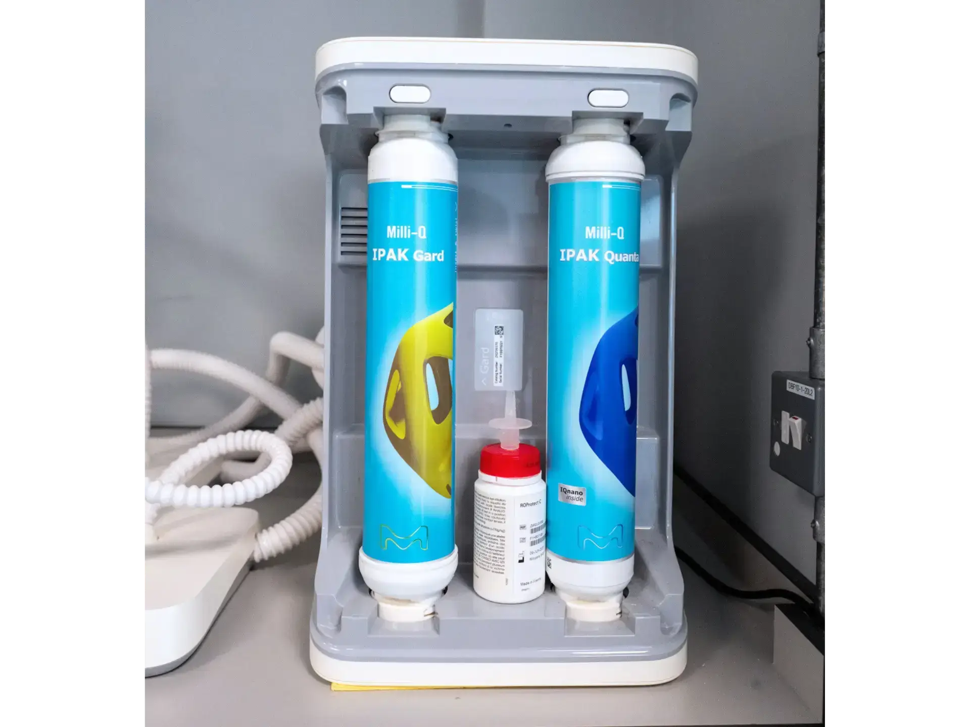 Milli-Q IQ 7003 Ultrapure and Pure Water Purification System