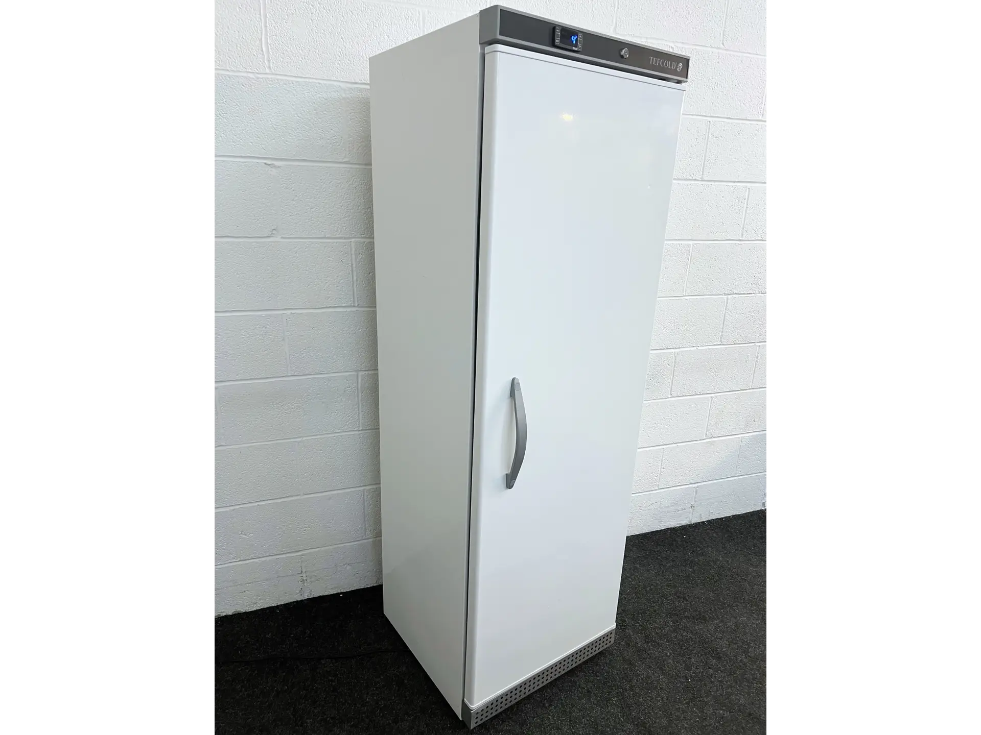 2 Tefcold UR400B Upright Refrigerator