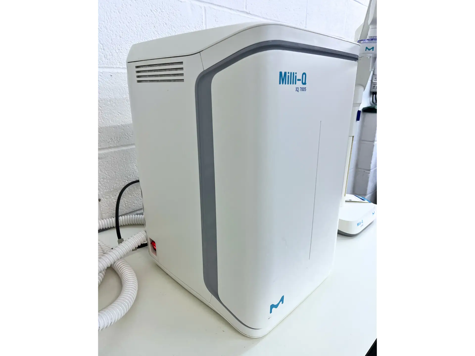 11 Milli-Q IQ 7005 Water Purification System