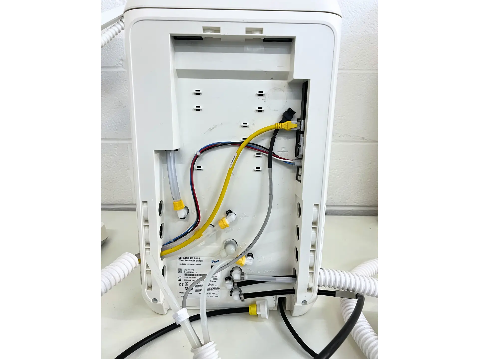 16 Milli-Q IQ 7005 Water Purification System