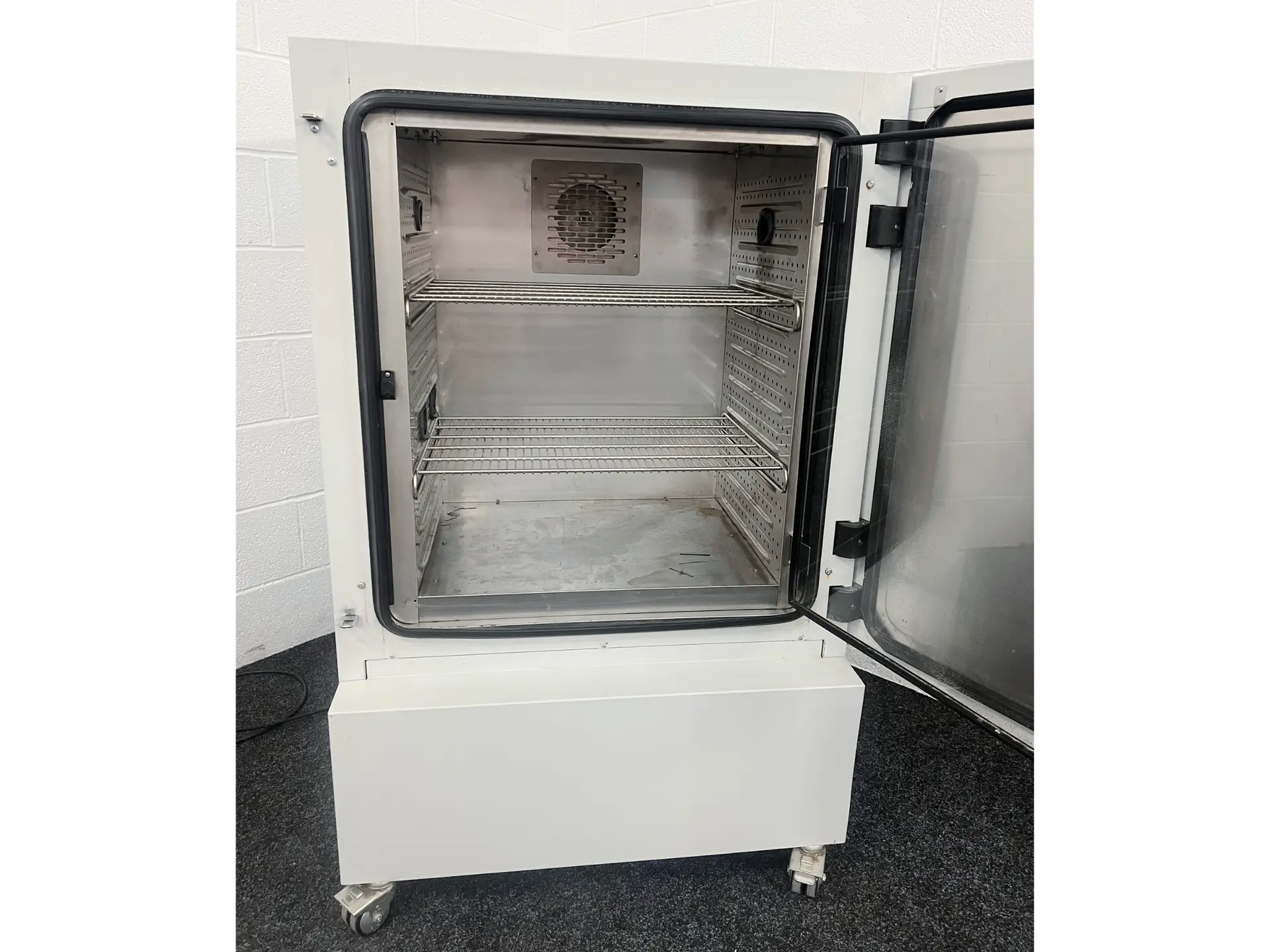 5 Binder KMF-240 Climate Chamber
