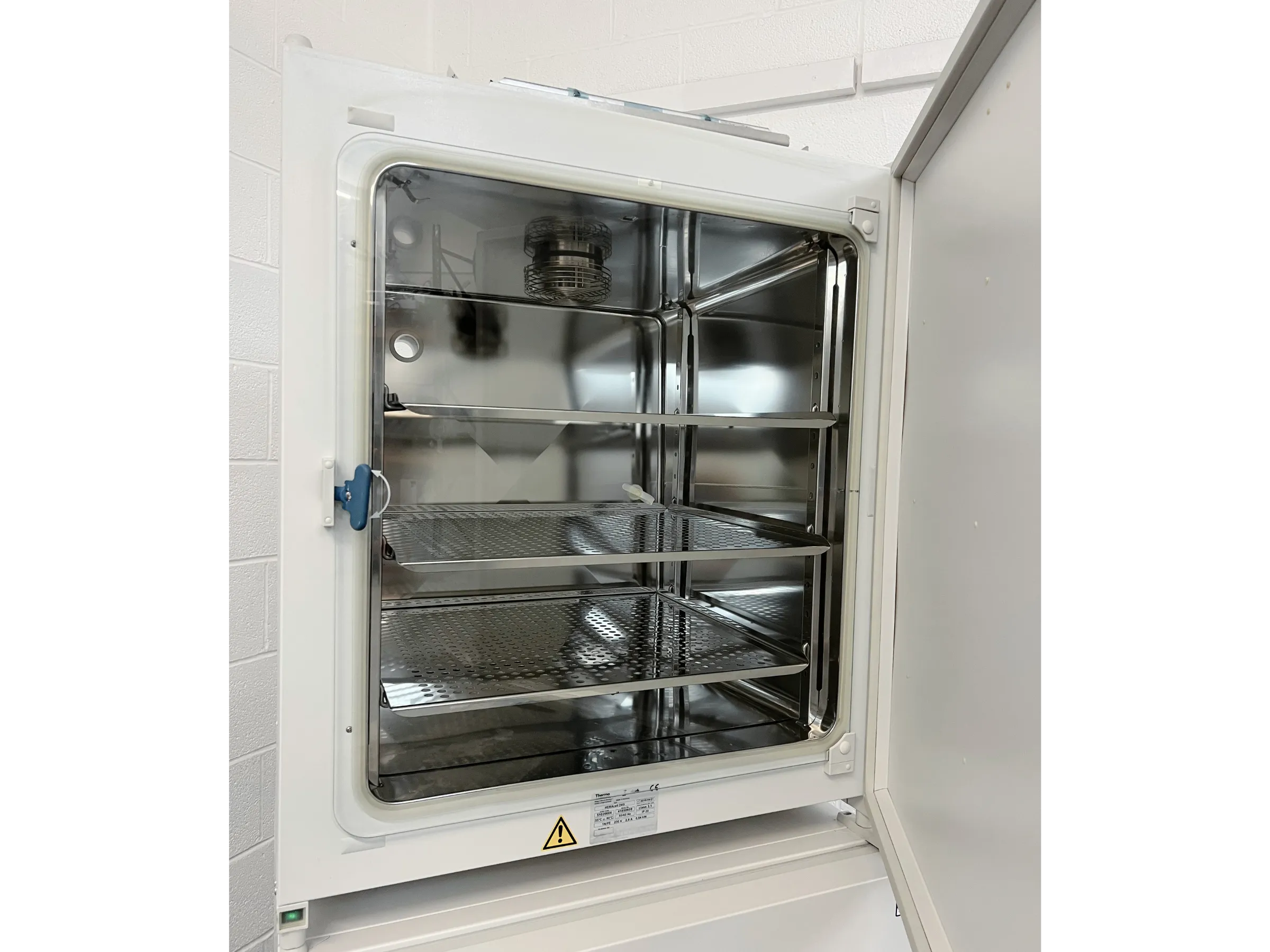 4 Thermo Scientific HERAcell 240i CO2 Incubator
