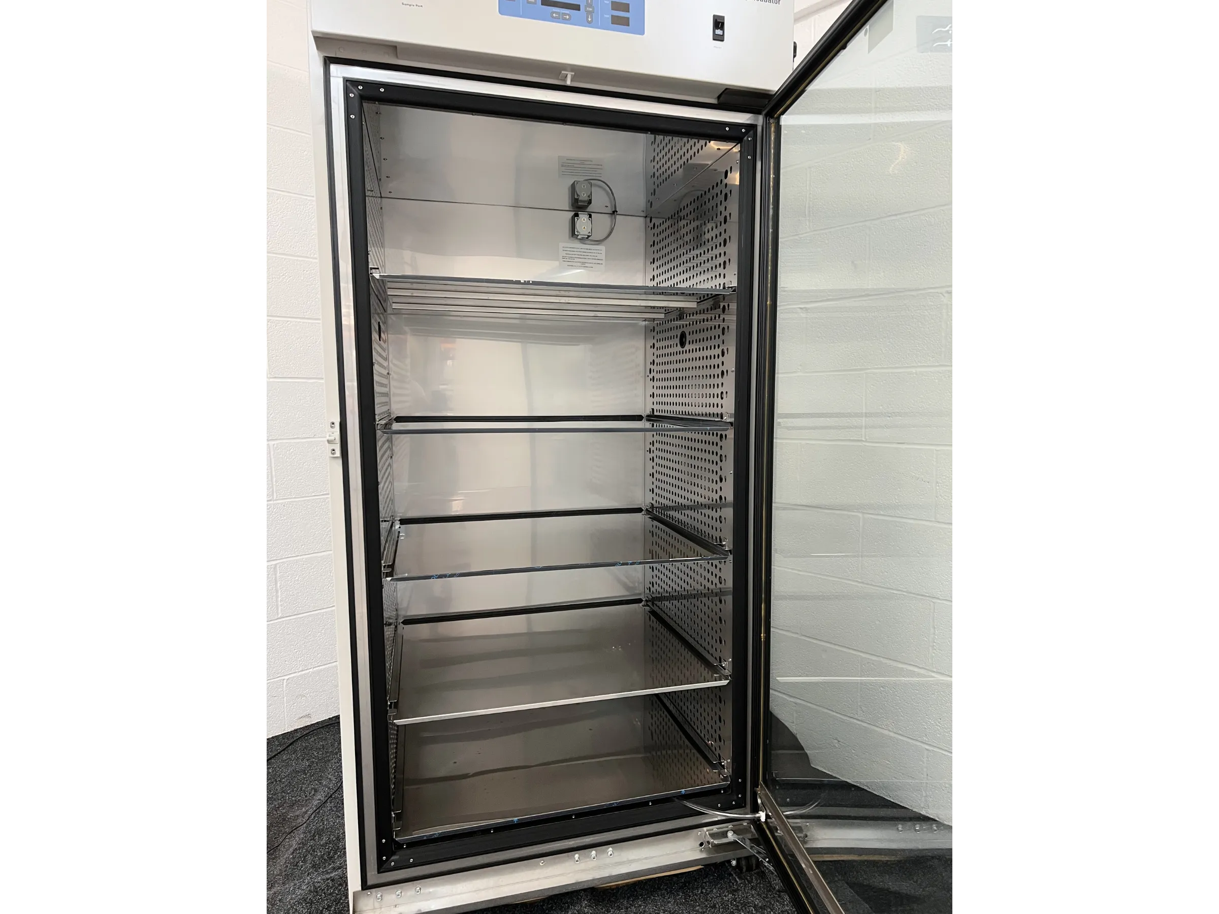 4 Thermo Scientific Reach-In CO2 Incubator